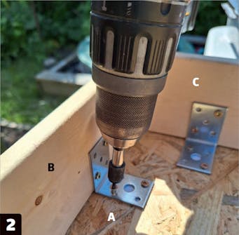 Växtvägg: Skruva fast ramdelar (B och C) och beslag Växtvägg: Skruva fast ramdelar (B och C) och beslag